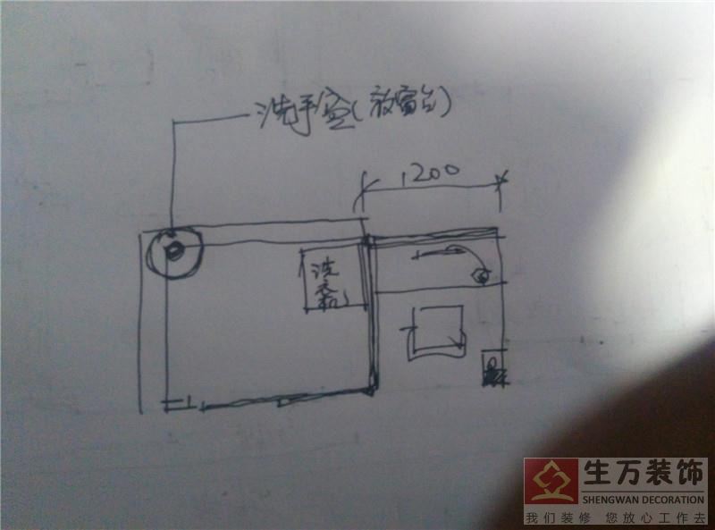 改造后，右側(cè)面上書房，制作1.2米長的書桌，地面鋪貼木地板，陽臺安裝防盜網(wǎng)。