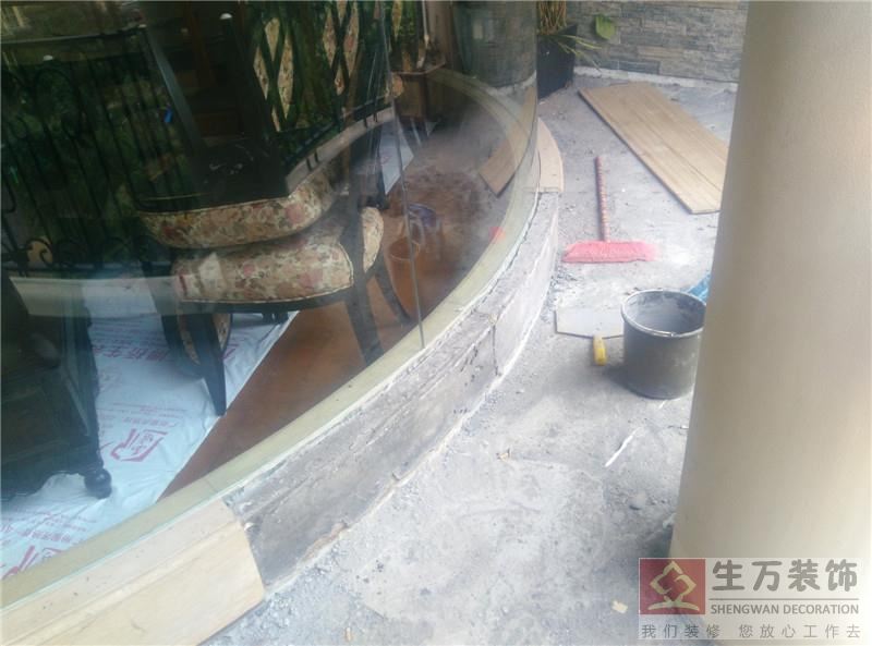 生活陽臺地磚重新鋪貼，窗臺邊鋪貼大理石重新修補工作。