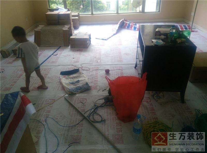 客廳地面采用專用廣州市裝修公司專用地膜保護工作。