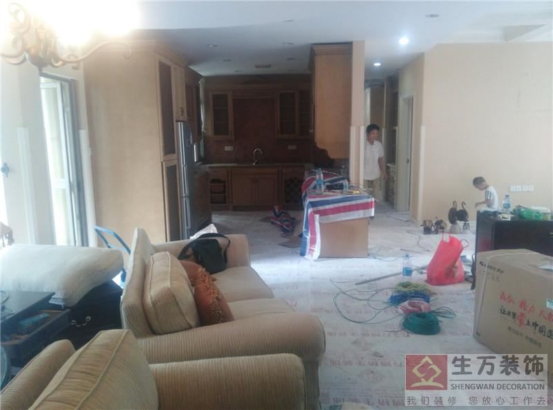 廚柜保護工作，廚房原有十多個天花筒燈，重新改裝一個LED 300*600的天花防水防潮LED燈具。