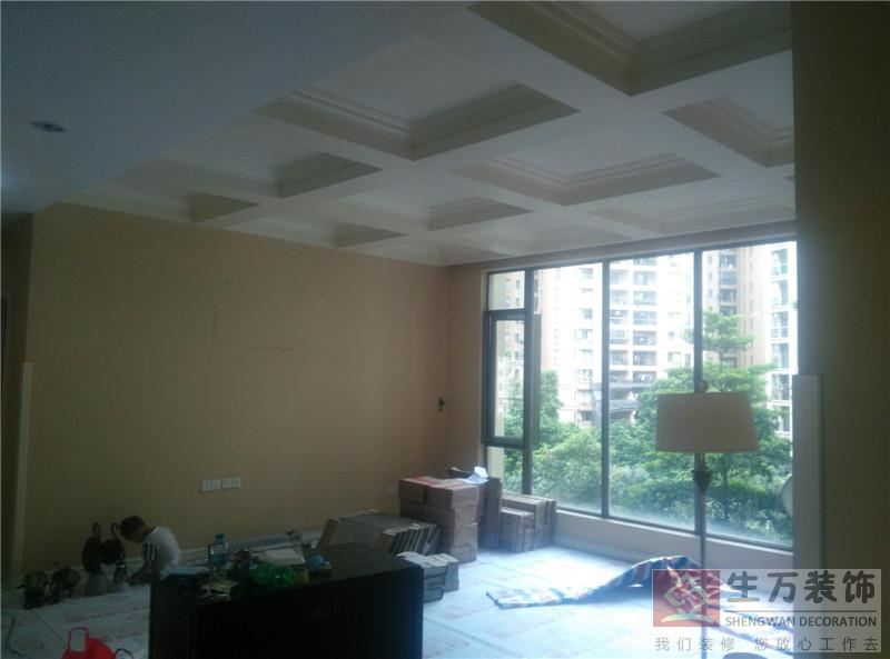 客廳天花造型，設計了九格天花造型，頂部重新安裝六個LED燈具。