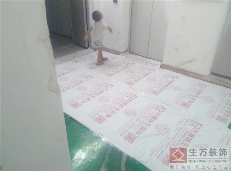 廣州裝修開工之前，先把貨梯外面的自流平地磚進行保護，地面鋪貼專用地膜進行保護起來，做好了全部的保護工作后，電梯才開始清運裝修垃圾。