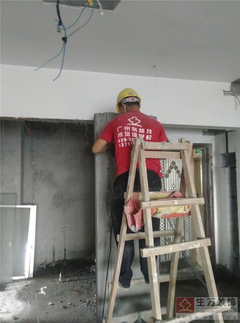  廣州裝修公司施工師傅全部著裝統一。
