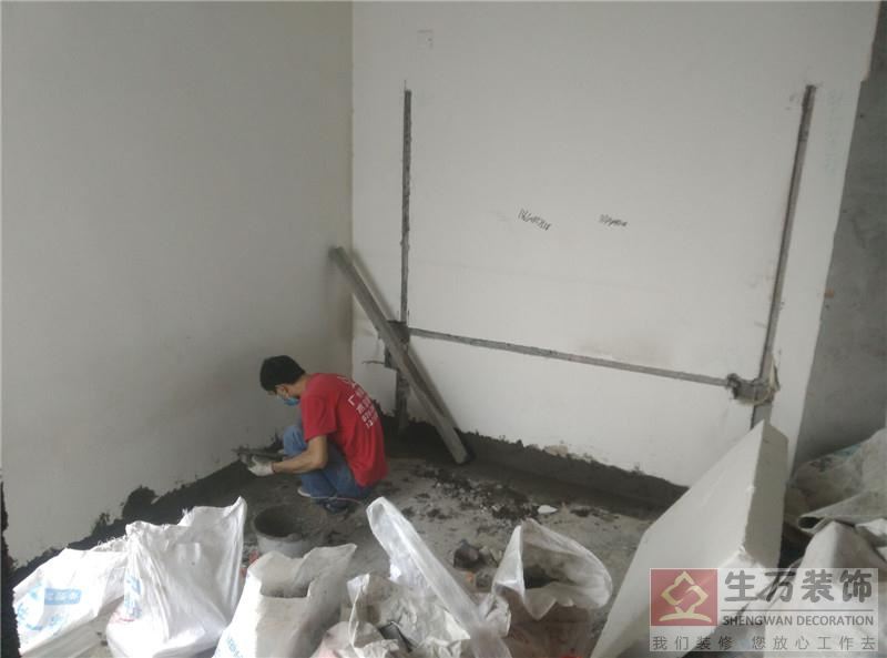精裝修泥水師傅，由于房間全部鋪貼實木地板，室內的結構砌墻、廚衛拆瓷磚墻面批好以后，針對以前的一些舊墻面全部做好修補工作。