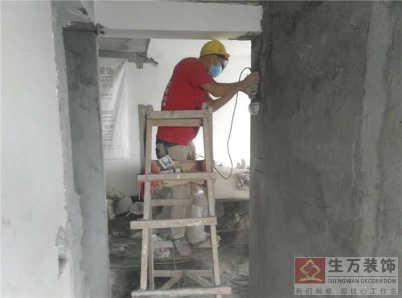 精裝修電工師傅安全使用打磨機砌線槽操作進行線，使用打磨機的時候，速度一定要慢，電工才能保證砌割的線槽垂直、平整。