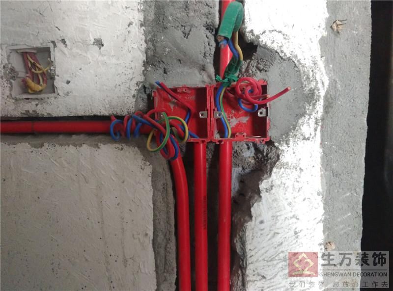 電工底盒與電線管道連接時，到底需不需加鎖頭連接，現(xiàn)在由廣州裝修公司_廣州裝修_廣州裝修設(shè)計_生萬精裝修裝飾公司為您解答：無論是否加鎖頭的工藝效果，電線管道必須與電工底盒緊密聯(lián)系在一起，電線管道進入電線底盒后不能超過2MM，1MM為宜，這種工藝眾多的裝修公司、水電工無法達到如此細致的水電安裝標準，產(chǎn)生問題的原因是：裝修業(yè)主、裝修監(jiān)理不懂得什么叫做標準藝，大部分水電工沒有注意大多的細節(jié)，所以他很難做到老板的職位，一直在干工，也是為了快，掙每天的錢，所以，沒有參加過生萬精裝修研究院的精裝修技術(shù)培或進修的水電工，只能說是普通的水電工而已，如果一個優(yōu)秀的精裝修水電工一直堅持做精裝修水電的標準工藝，兩三后一直是一名成功的裝修監(jiān)理或裝修老板。