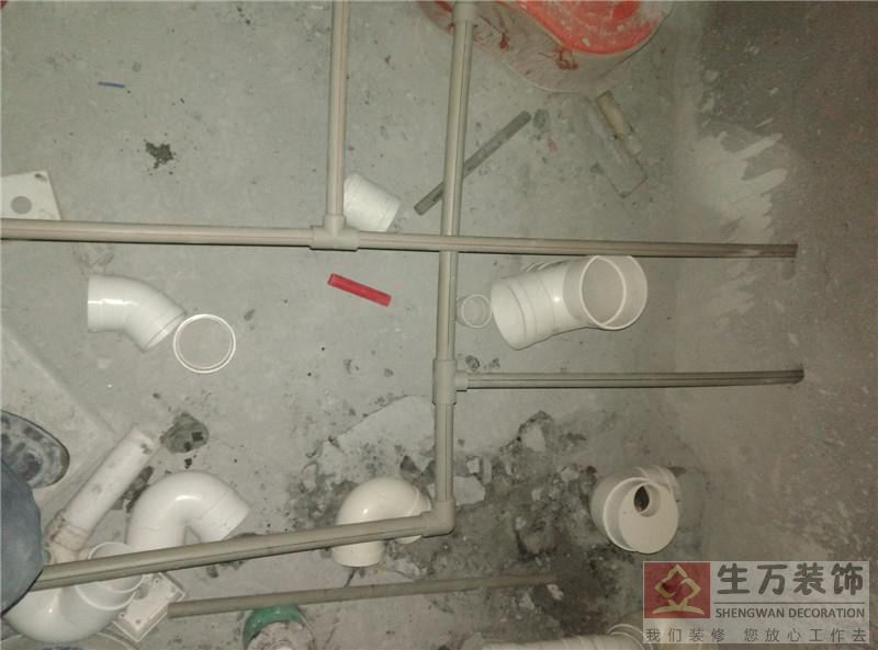  衛(wèi)生間安裝給水管時，一定要采用大一些的給水管，水管大，水壓才大，如洗澡時，才舒服。一般衛(wèi)生間、廚房、陽臺都要使用6分的水管。