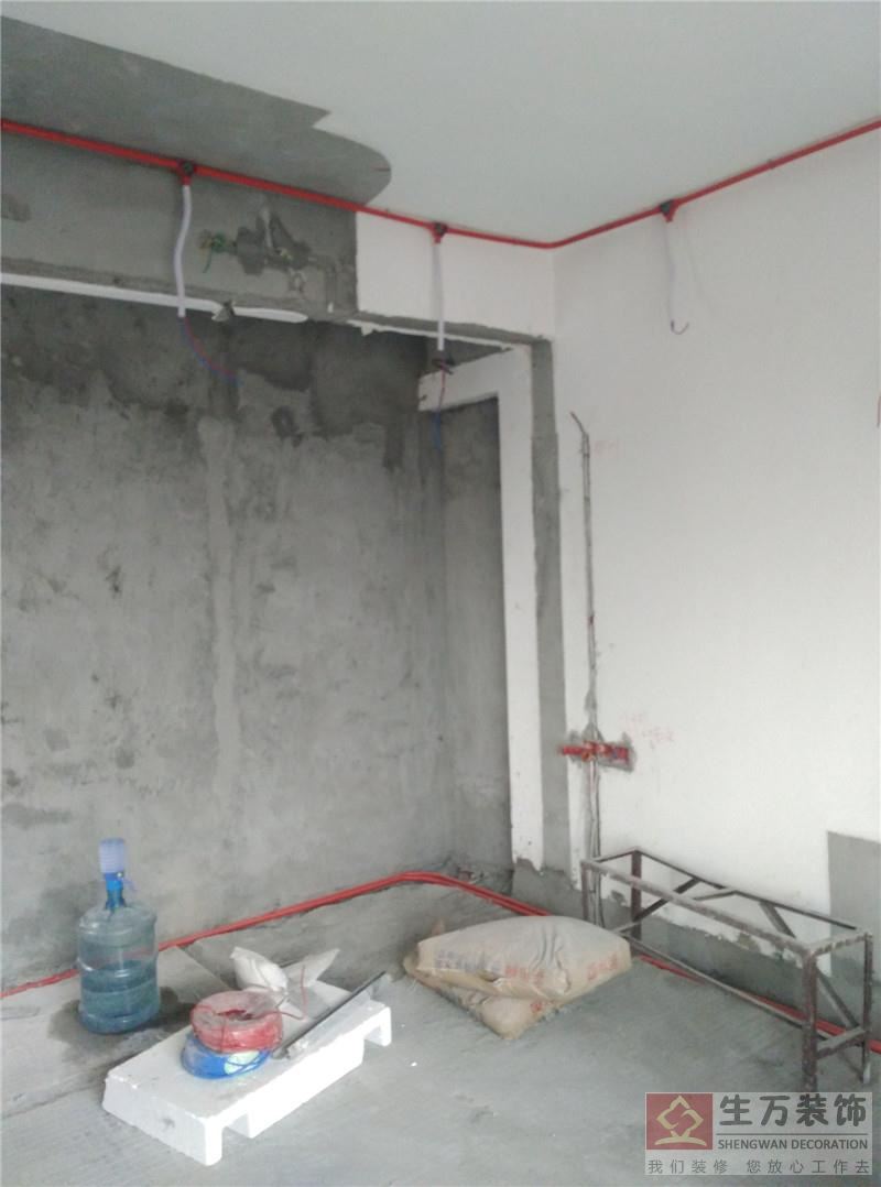 廣州裝修公司，廣州裝飾，廣州裝修設(shè)計，生萬精裝修裝飾公司提醒廣大裝修業(yè)主、很多中小型的裝修公司在安裝天花裝飾燈的時候，只是拉一組燈線，沒有很好的區(qū)分單獨每一組線，只是制作天花后，隨意拉線，天花頂?shù)碾娋€就像蜘蛛網(wǎng)一樣亂，精裝修水電工藝如同天花的標準。
